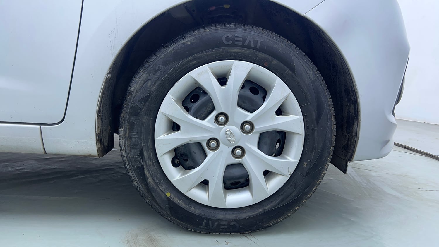 Used 2015 Hyundai Grand i10 Magna 1.2 Kappa VTVT Petrol Manual tyres RIGHT FRONT TYRE RIM VIEW