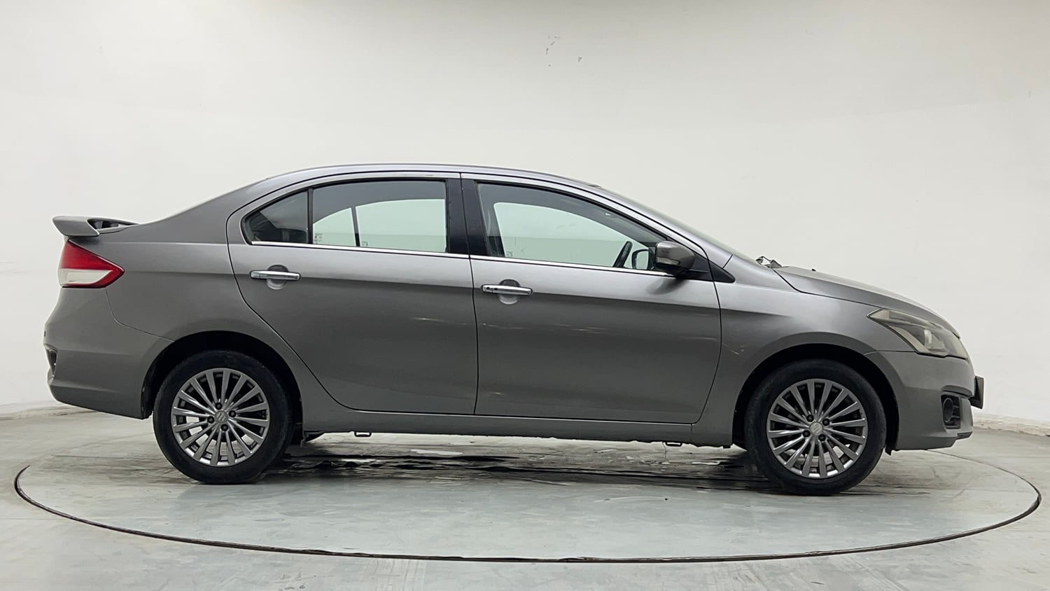 Used 2017 Maruti Suzuki Ciaz Alpha 1.4 MT Petrol Manual exterior RIGHT SIDE VIEW