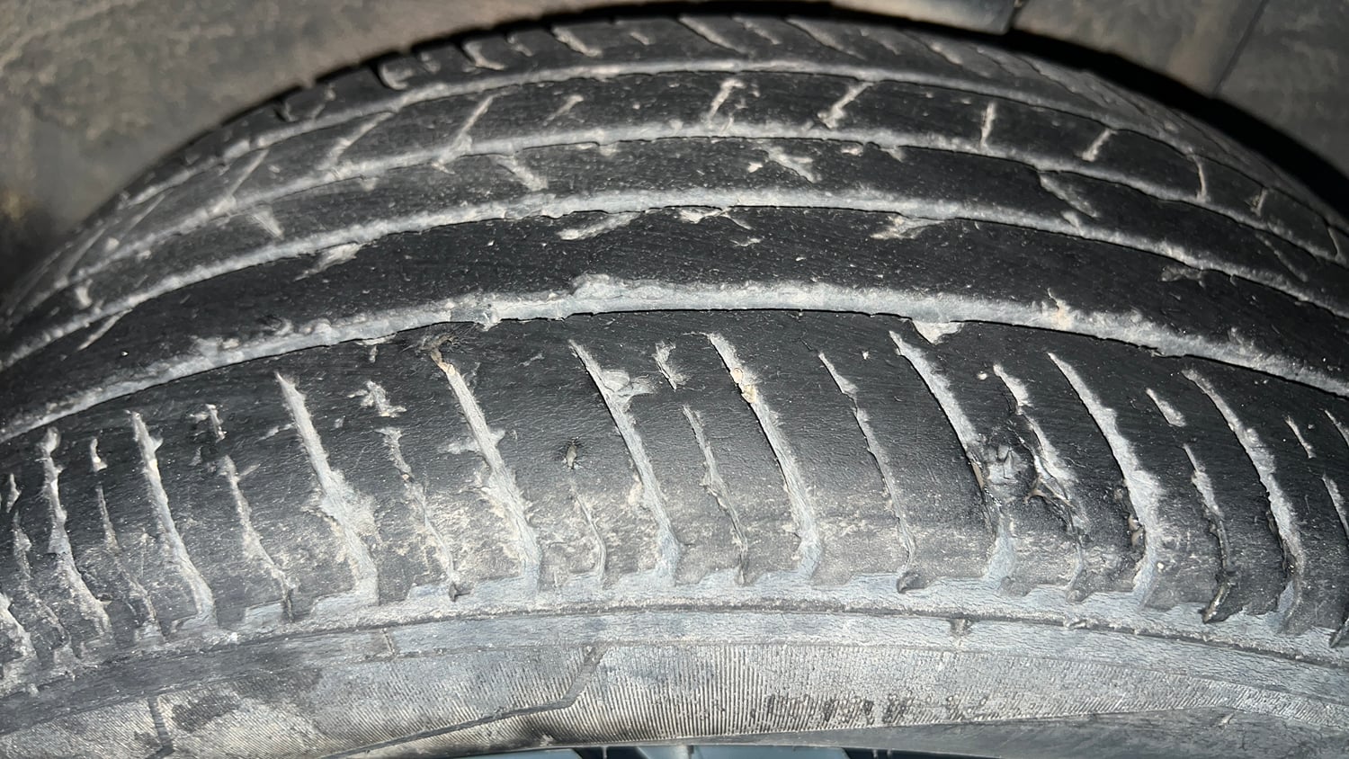 Used 2023 Renault Kiger RXZ MT Petrol Manual tyres LEFT REAR TYRE TREAD VIEW