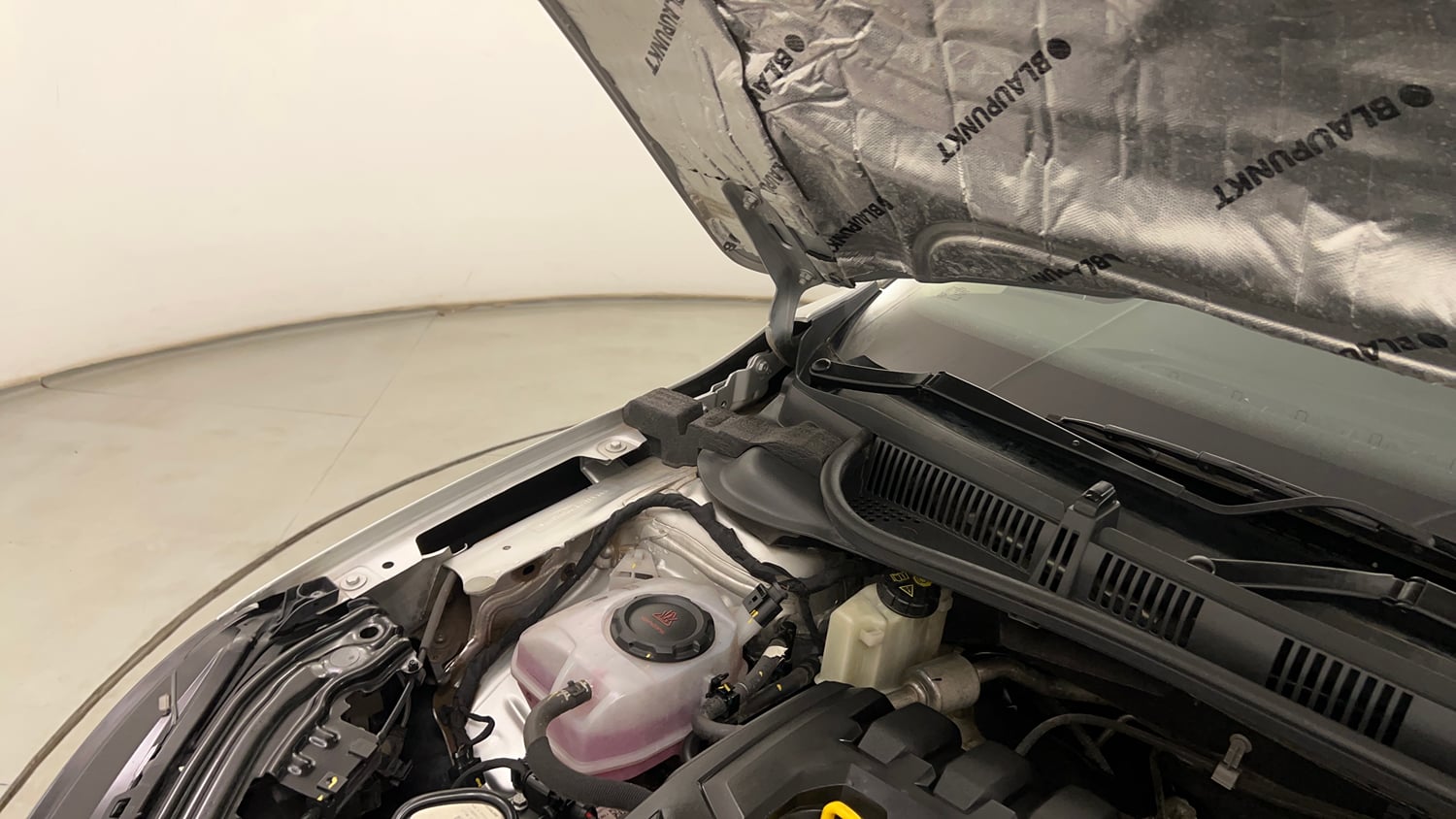 Used 2023 Skoda Slavia Ambition 1.5L TSI MT Petrol Manual engine ENGINE RIGHT SIDE HINGE & APRON VIEW