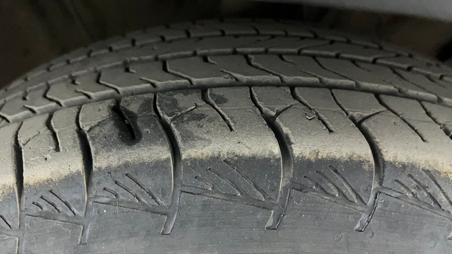 Used 2022 Hyundai Alcazar Platinum (O) 7 Seater 1.5 Diesel AT Diesel Automatic tyres RIGHT FRONT TYRE TREAD VIEW