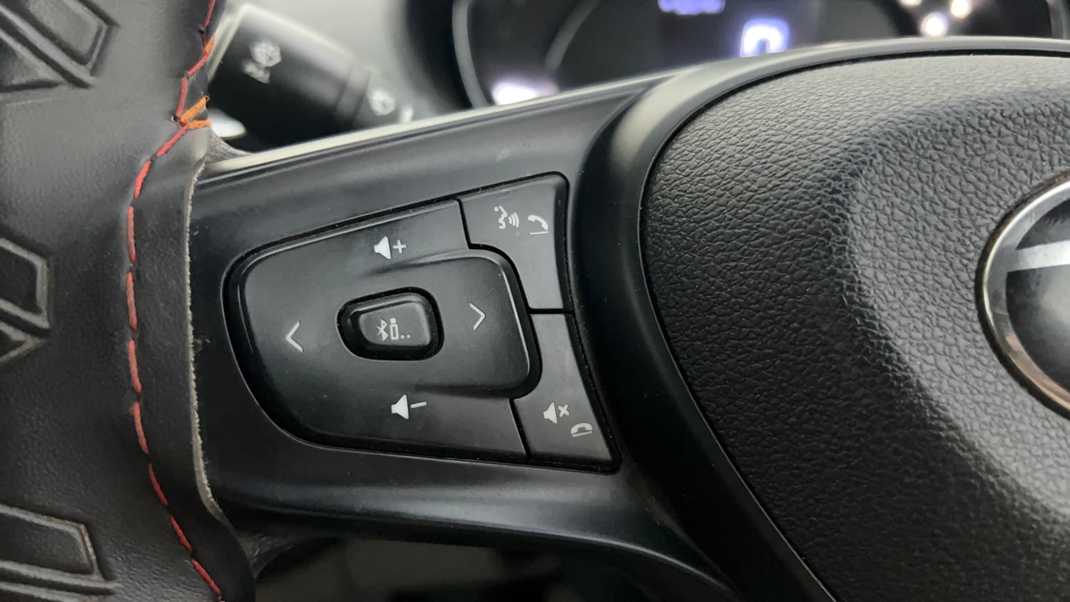 Used 2024 Tata Tiago XT CNG Cng Manual top_features Steering mounted controls