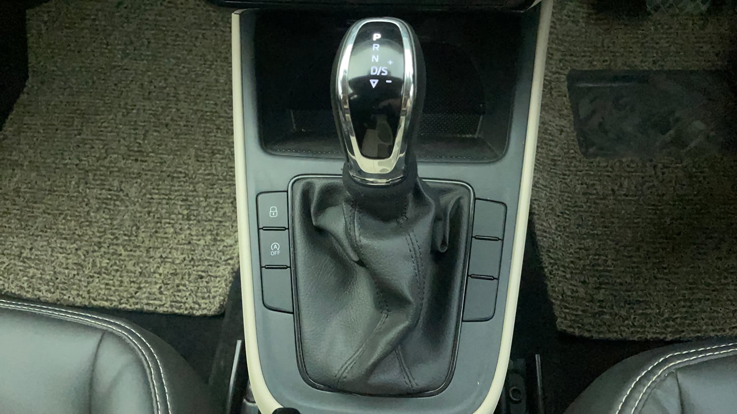 Used 2024 Skoda Slavia Ambition 1.0L TSI AT Petrol Automatic interior GEAR  KNOB VIEW