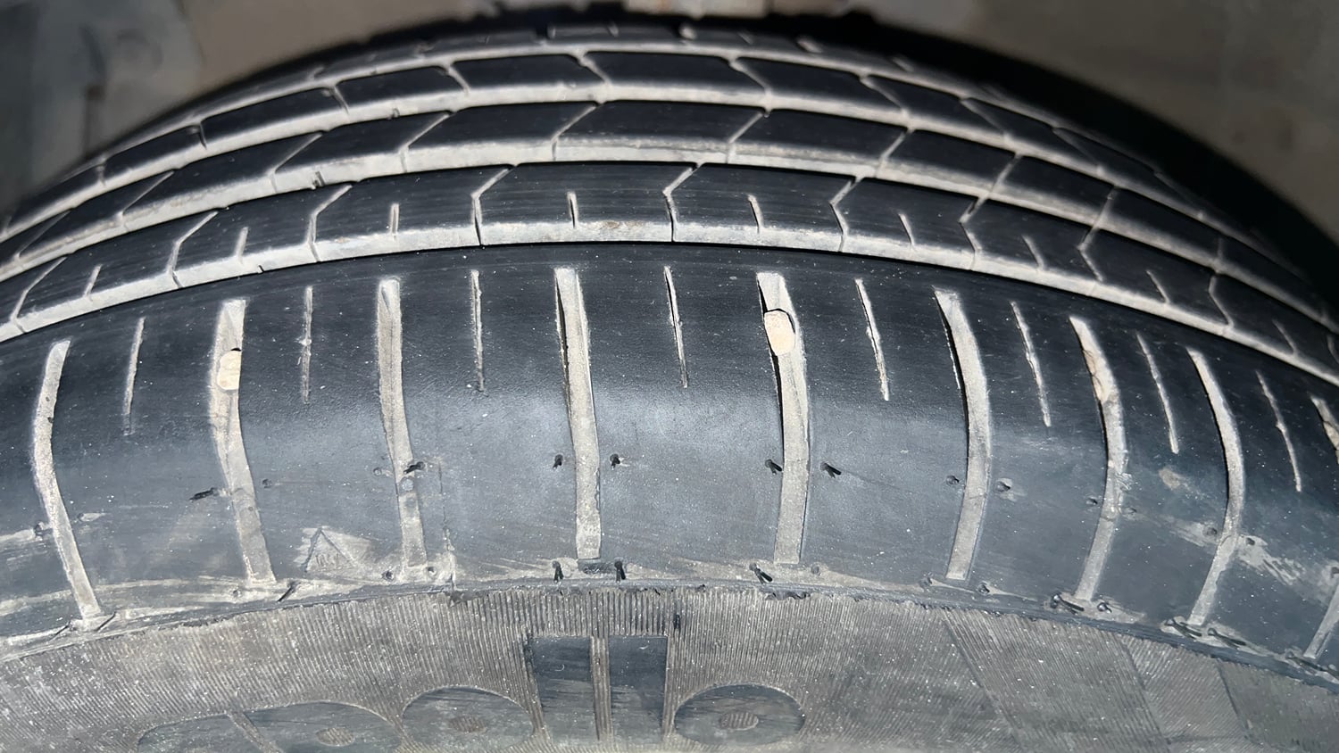 Used 2016 Maruti Suzuki Ciaz ZXi Petrol Manual tyres LEFT FRONT TYRE TREAD VIEW
