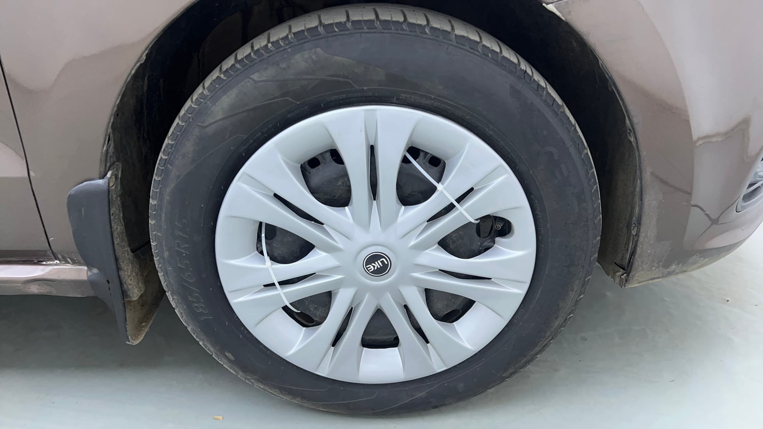 Used 2017 Volkswagen Polo Comfortline 1.2L (P) Petrol Manual tyres RIGHT FRONT TYRE RIM VIEW