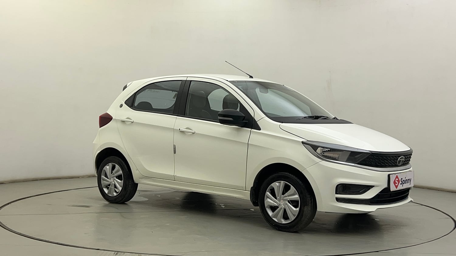 Used 2024 Tata Tiago XT CNG Cng Manual exterior RIGHT FRONT CORNER VIEW