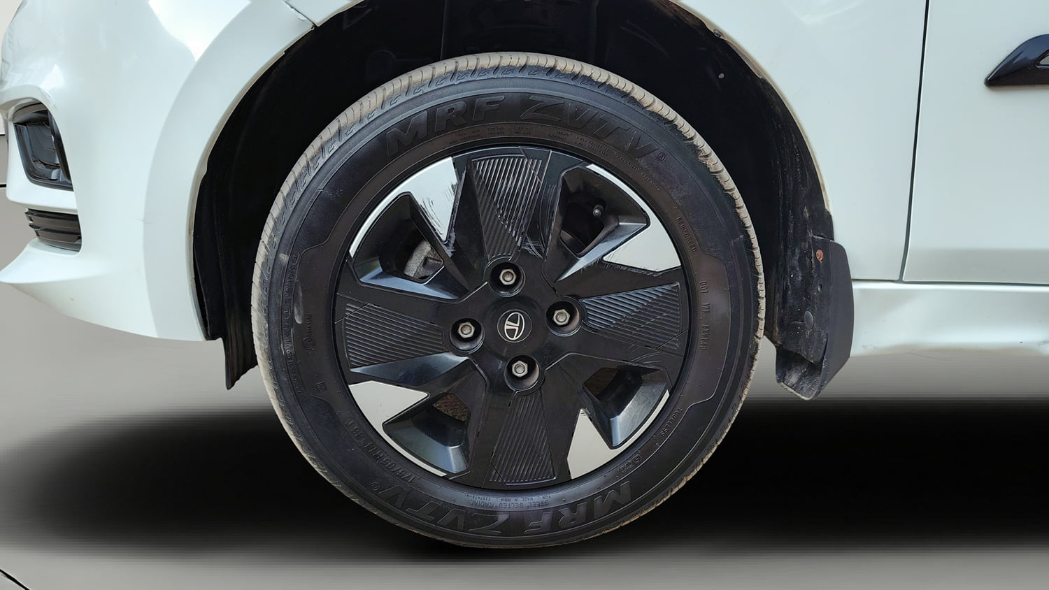 Used 2025 Tata Tiago XT Petrol Manual tyres LEFT FRONT TYRE RIM VIEW