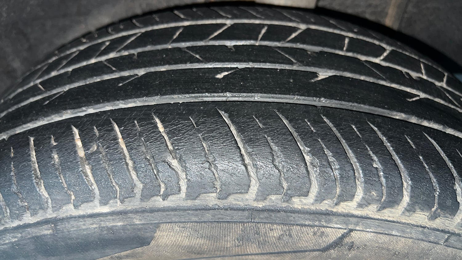 Used 2021 Renault Kiger RXZ MT Petrol Manual tyres LEFT REAR TYRE TREAD VIEW