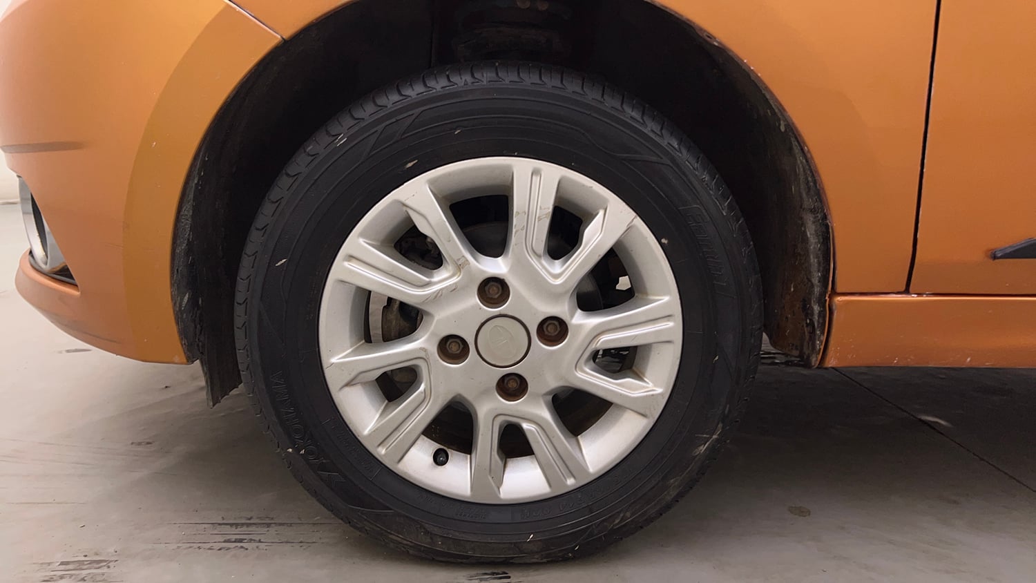 Used 2018 Tata Tiago Revotron XZ Petrol Manual tyres LEFT FRONT TYRE RIM VIEW