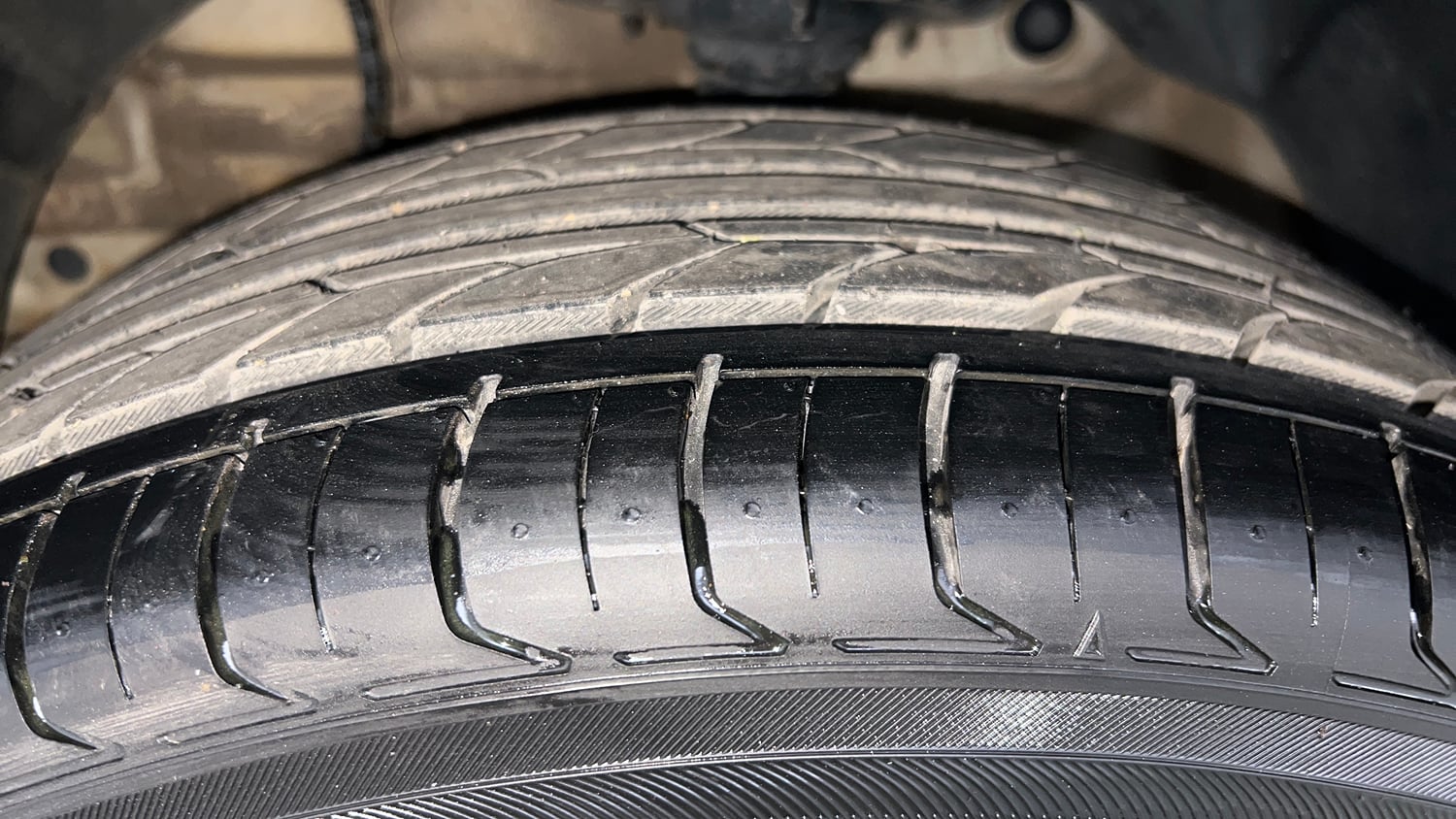 Used 2019 Mahindra XUV 300 1.5 W8 (O) Diesel Manual tyres LEFT FRONT TYRE TREAD VIEW