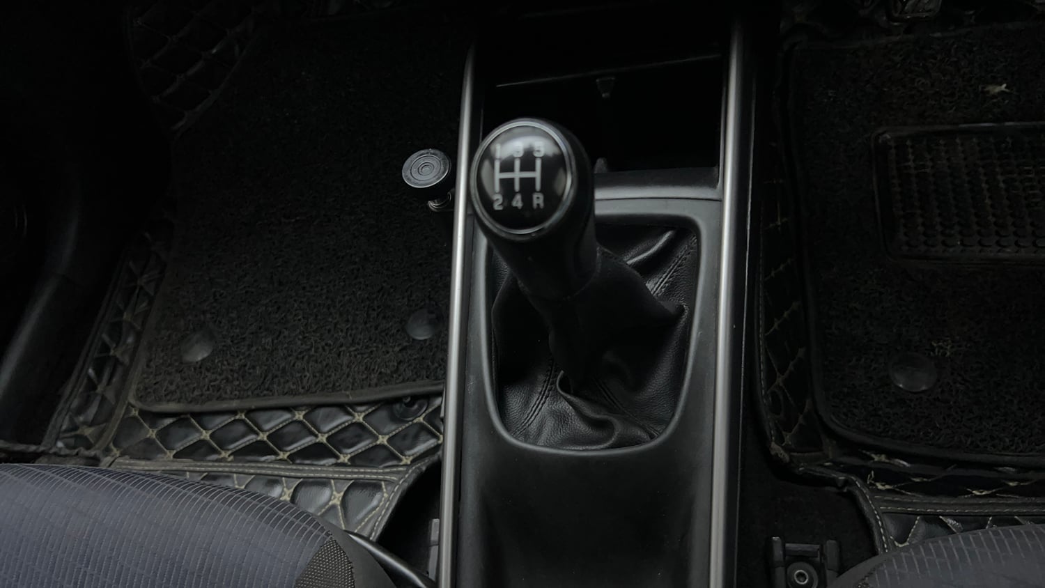 Used 2020 Maruti Suzuki Baleno Delta Petrol Manual interior GEAR  KNOB VIEW