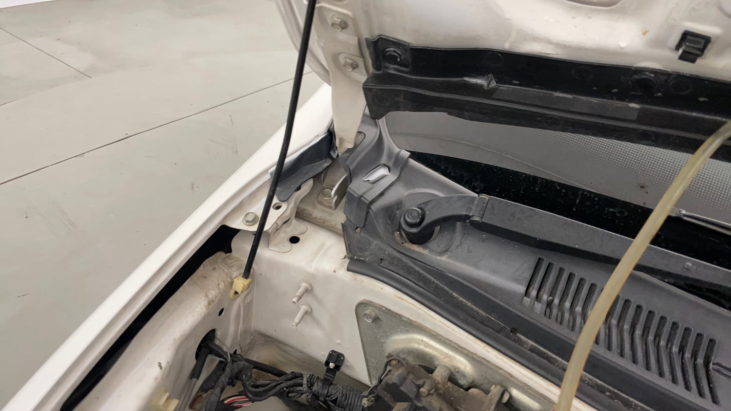 Used 2019 Maruti Suzuki Alto 800 LXi Petrol Manual engine ENGINE RIGHT SIDE HINGE & APRON VIEW