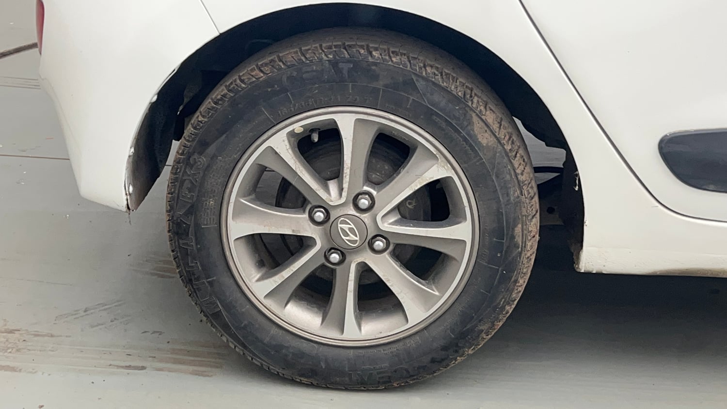 Used 2014 Hyundai Grand i10 Asta 1.2 Kappa VTVT (O) Petrol Manual tyres RIGHT REAR TYRE RIM VIEW