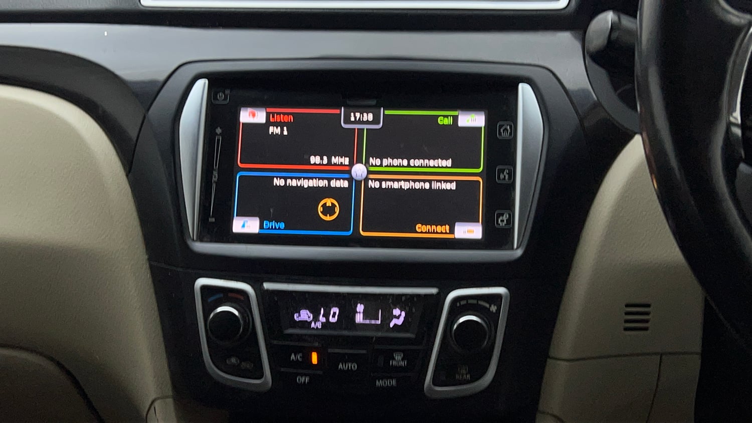 Used 2017 Maruti Suzuki Ciaz Alpha 1.4 MT Petrol Manual top_features Integrated (in-dash) music system