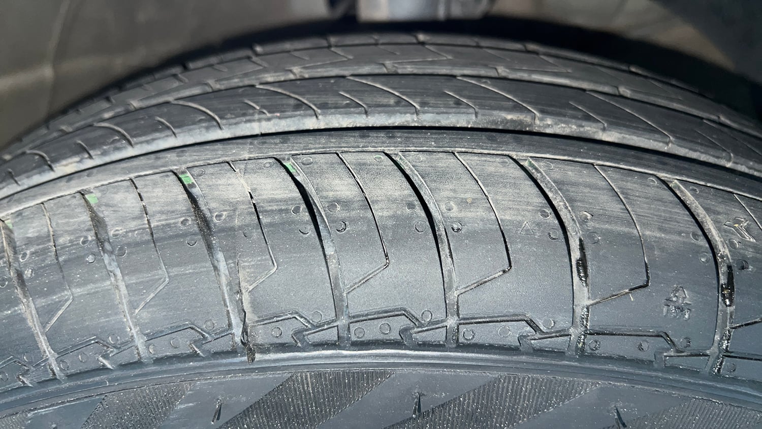 Used 2021 Maruti Suzuki Swift VXi AMT Petrol Automatic tyres RIGHT FRONT TYRE TREAD VIEW