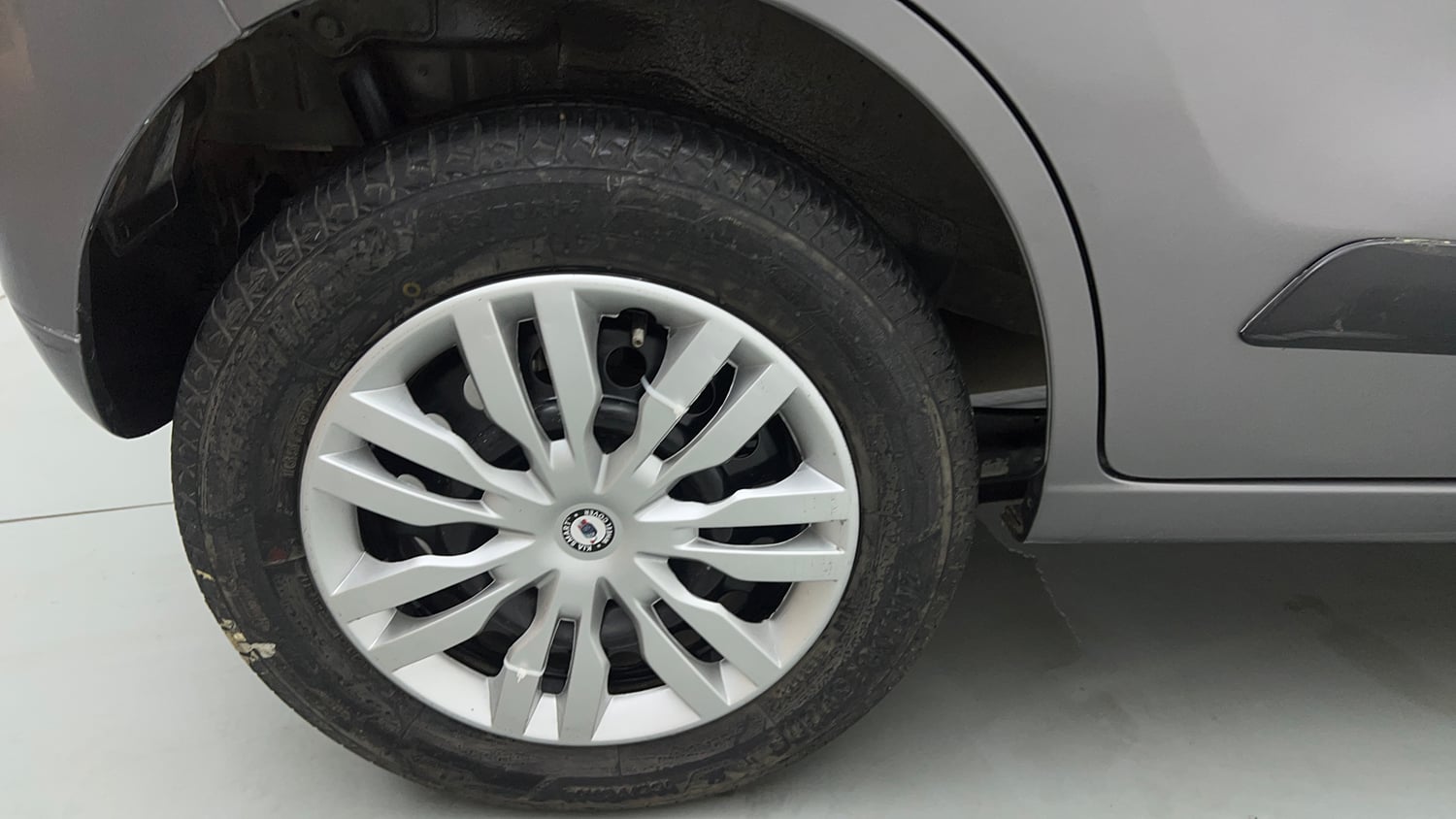 Used 2016 Maruti Suzuki Wagon R 1.0 VXI AMT Petrol Automatic tyres RIGHT REAR TYRE RIM VIEW
