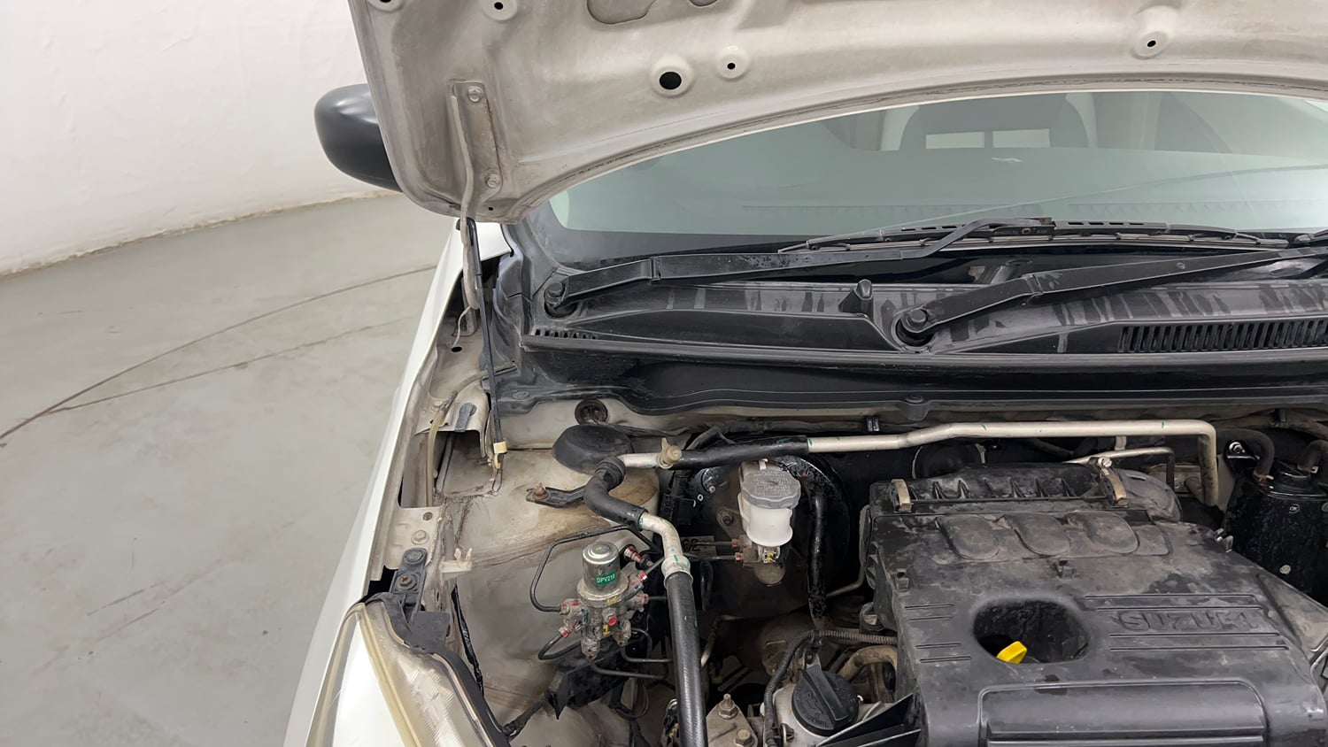 Used 2015 Maruti Suzuki Celerio VXi Petrol Manual engine ENGINE RIGHT SIDE HINGE & APRON VIEW