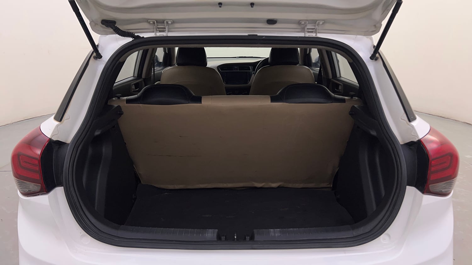 Used 2019 Hyundai Elite i20 Magna Plus 1.2 Petrol Manual interior DICKY INSIDE VIEW