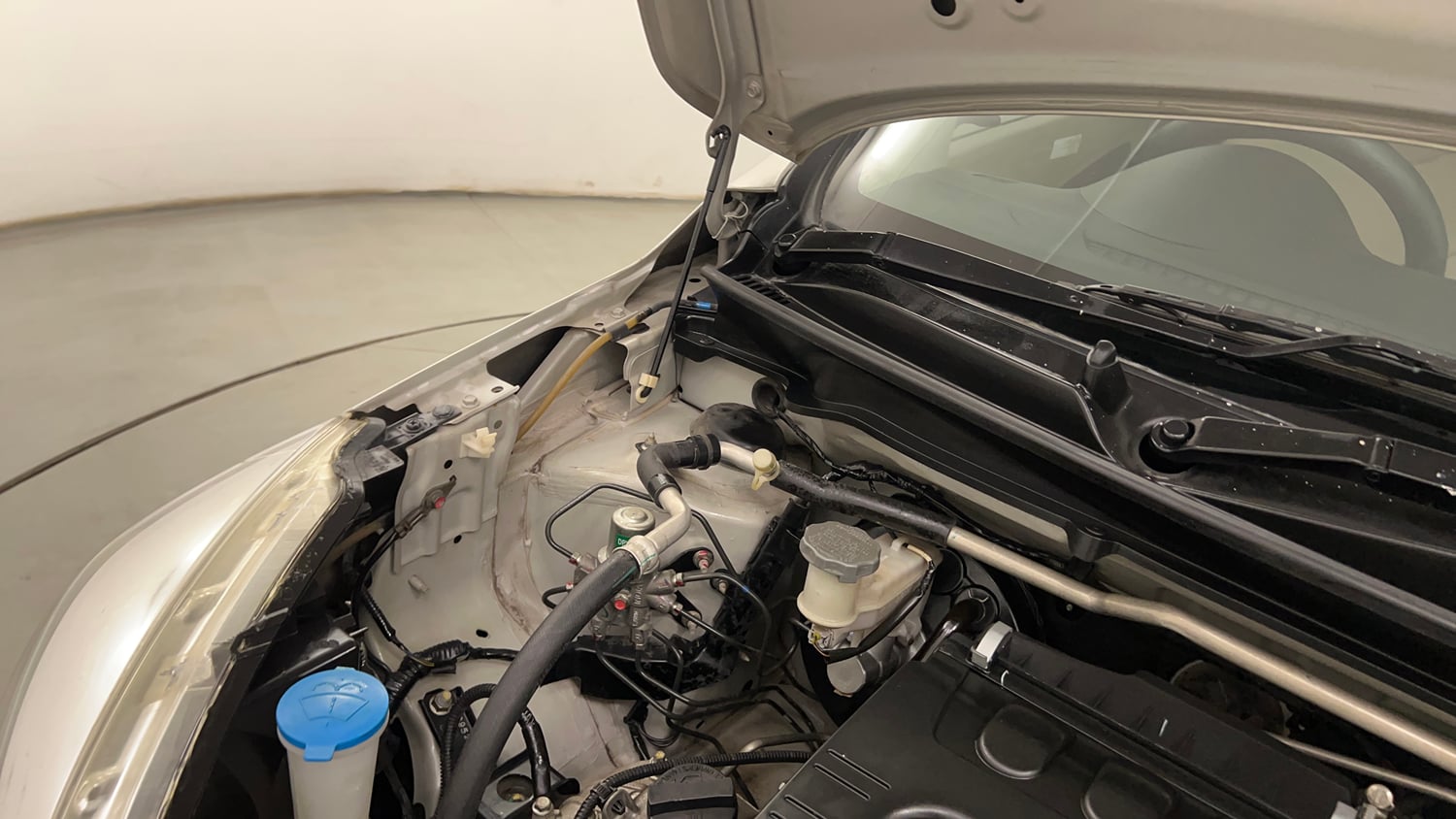 Used 2016 Maruti Suzuki Celerio VXi AMT Petrol Automatic engine ENGINE RIGHT SIDE HINGE & APRON VIEW