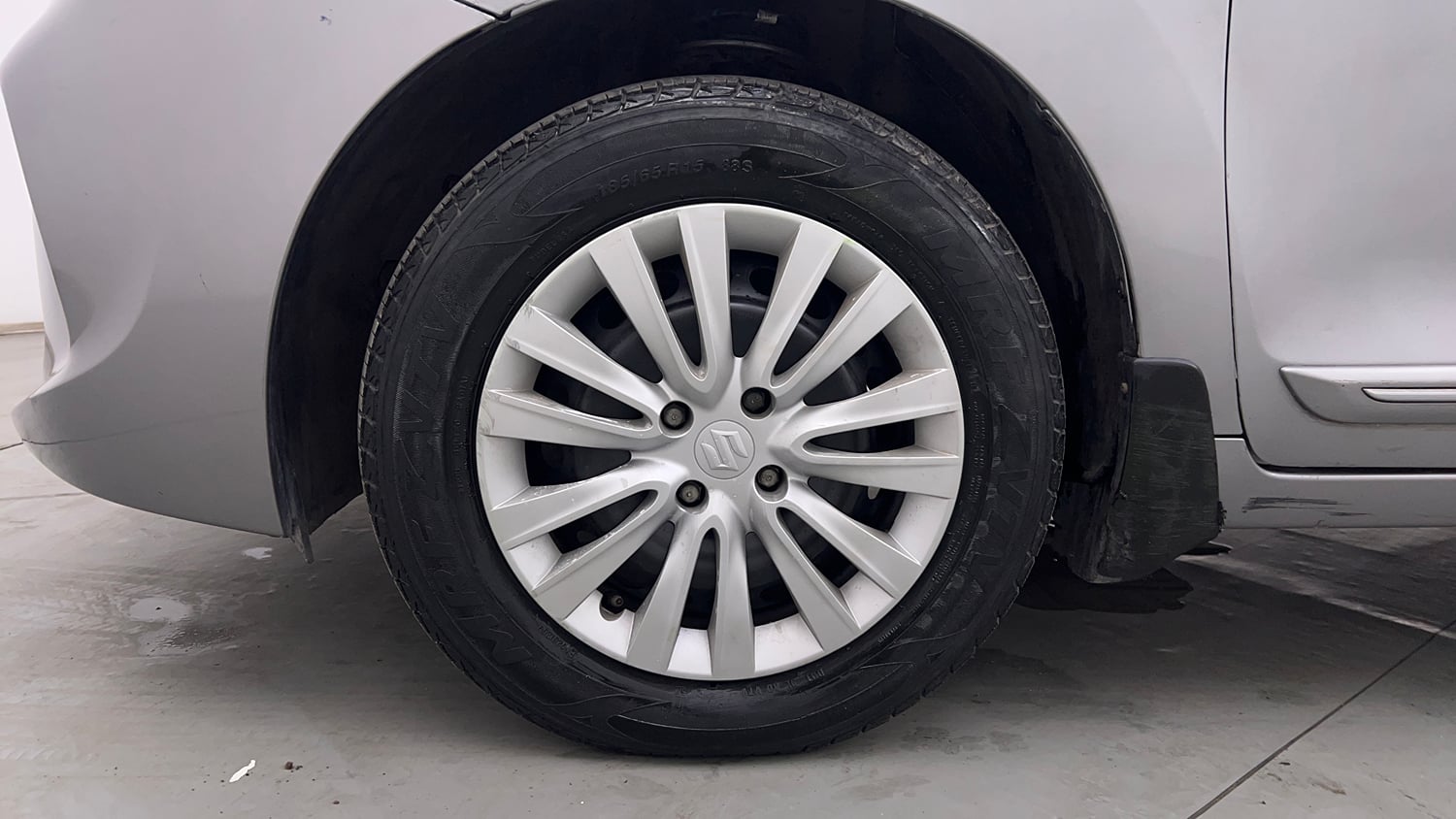 Used 2019 null Petrol Automatic tyres LEFT FRONT TYRE RIM VIEW