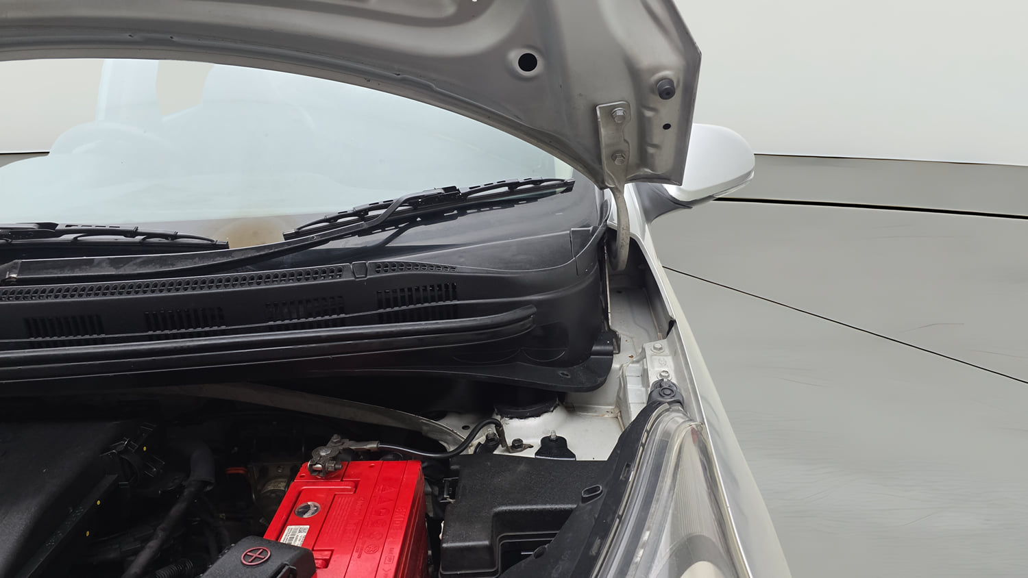 Used 2014 Hyundai Xcent S 1.2 (O) Petrol Manual engine ENGINE LEFT SIDE HINGE & APRON VIEW