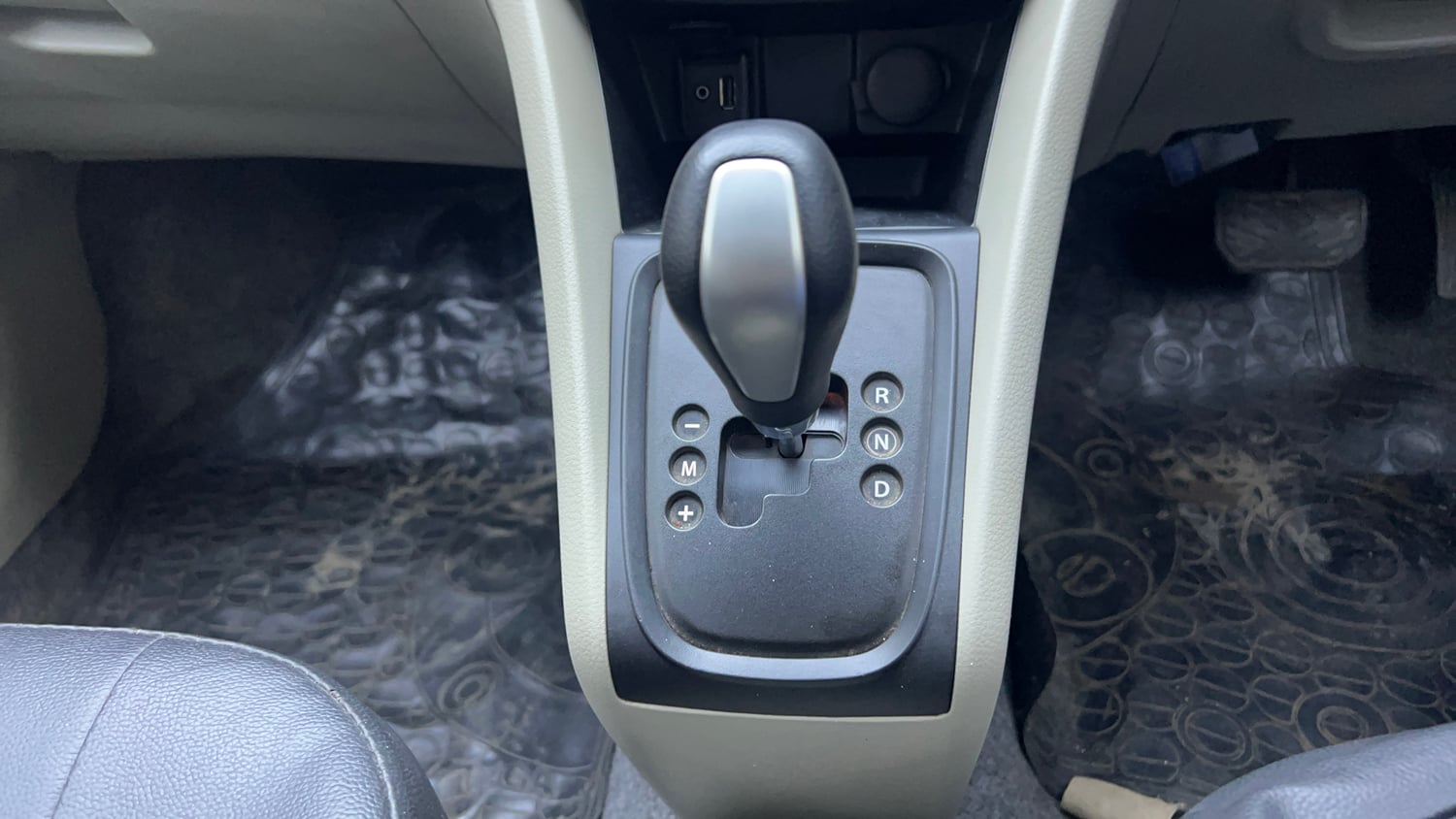 Used 2016 Maruti Suzuki Celerio ZXi AMT Petrol Automatic interior GEAR  KNOB VIEW