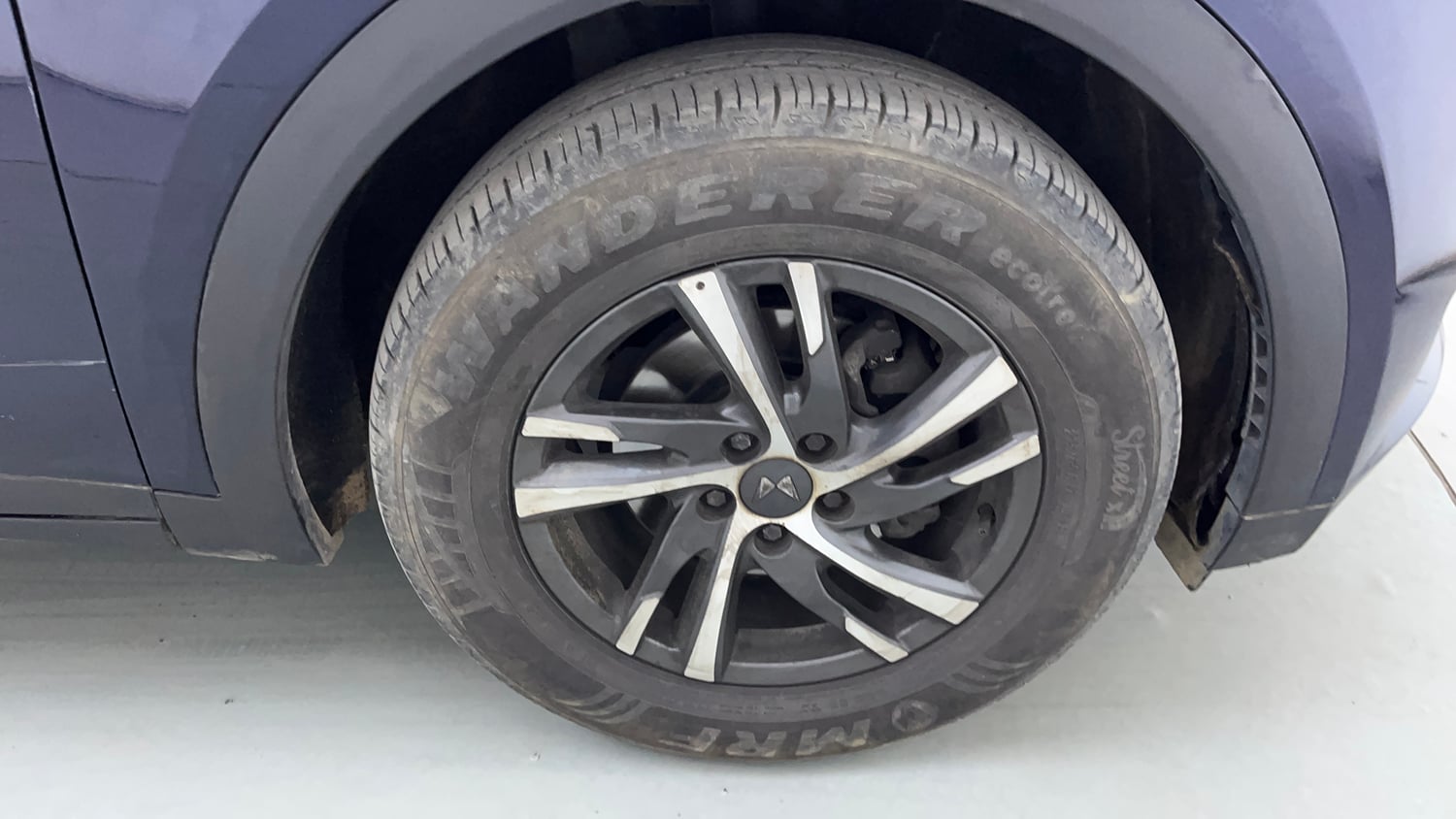 Used 2022 Mahindra XUV700 AX 5 Diesel MT 7 STR Diesel Manual tyres RIGHT FRONT TYRE RIM VIEW