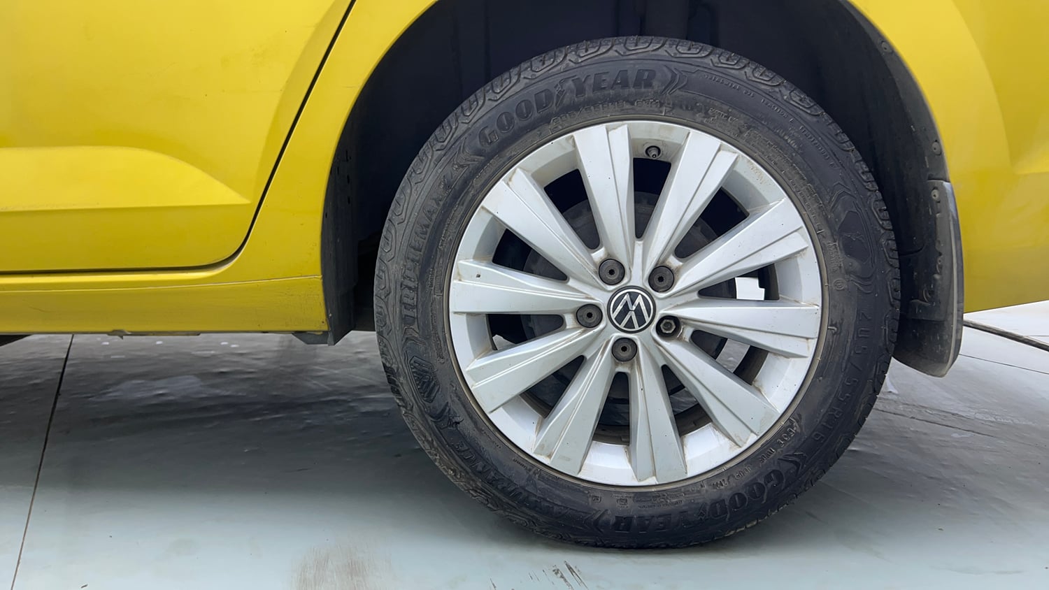 Used 2023 Volkswagen Virtus Highline 1.0 TSI AT Petrol Automatic tyres LEFT REAR TYRE RIM VIEW