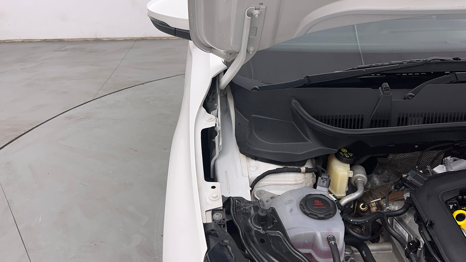 Used 2025 Skoda Kylaq Signature Plus AT Petrol Automatic engine ENGINE RIGHT SIDE HINGE & APRON VIEW