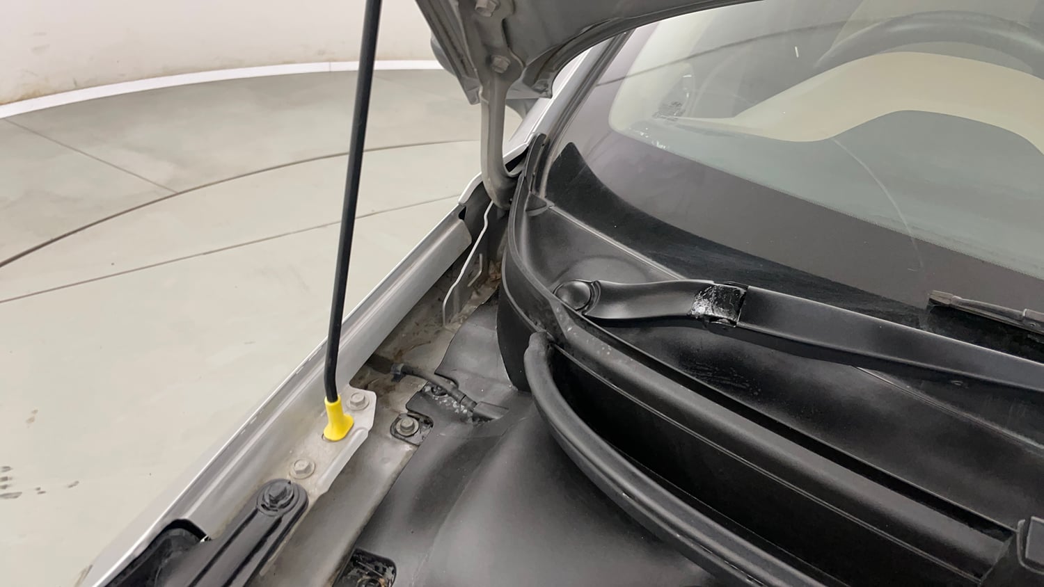 Used 2020 Hyundai Elite i20 Sportz Plus 1.2 Petrol Manual engine ENGINE RIGHT SIDE HINGE & APRON VIEW