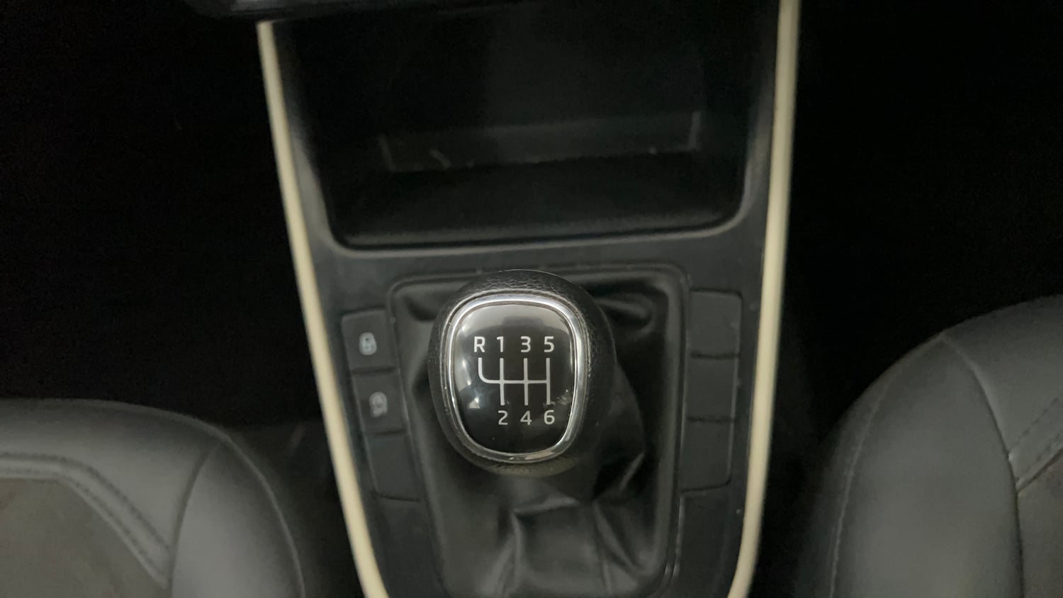 Used 2023 Skoda Slavia Ambition 1.5L TSI MT Petrol Manual interior GEAR  KNOB VIEW