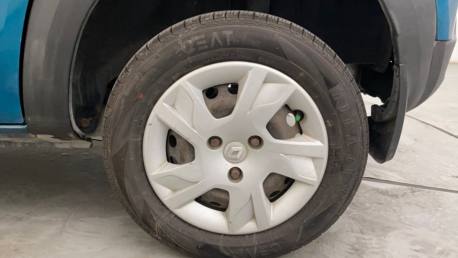 Used 2020 Renault Kwid RXT Petrol Manual tyres LEFT REAR TYRE RIM VIEW
