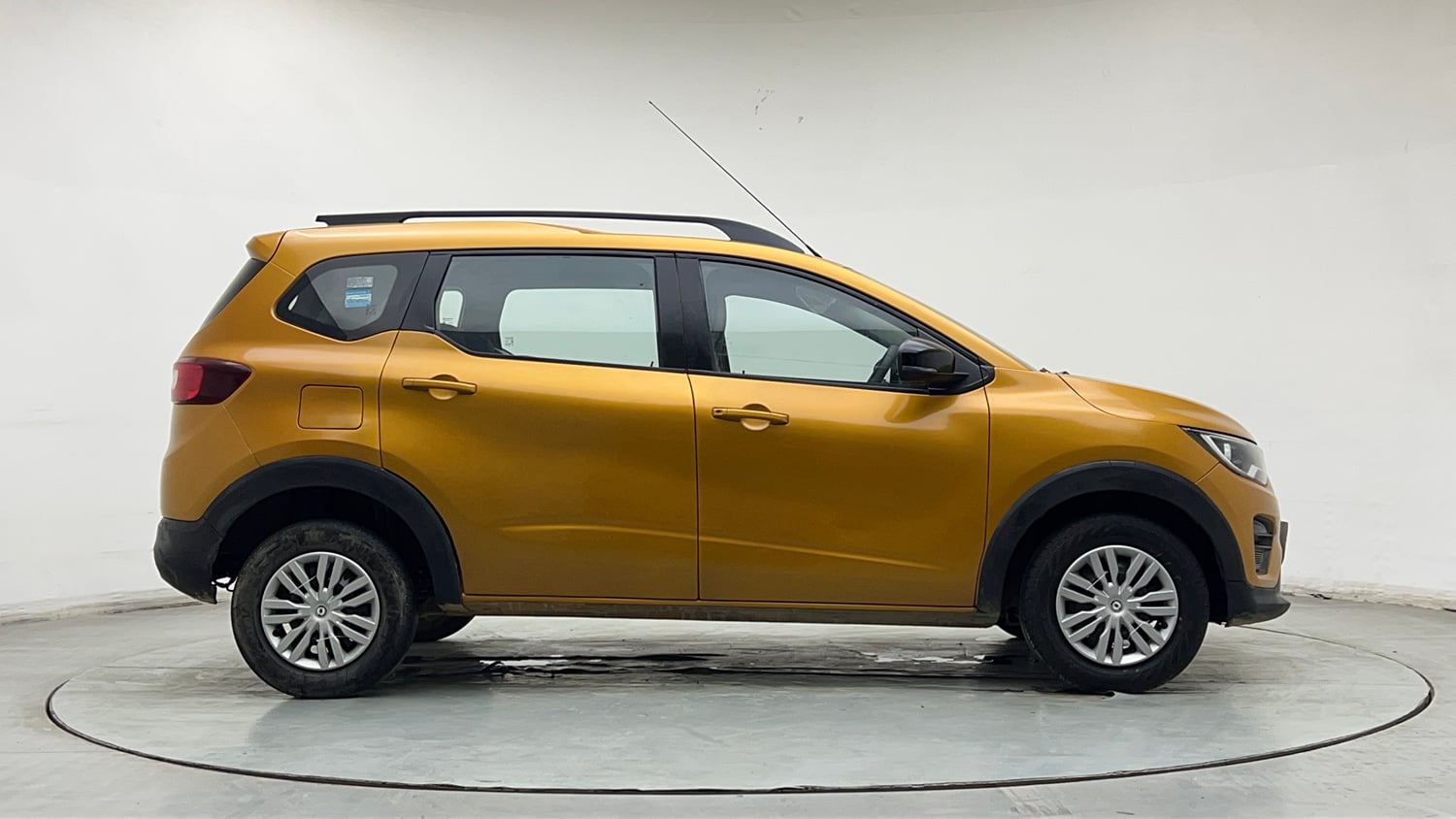 Used 2022 Renault Triber RXT Petrol Manual exterior RIGHT SIDE VIEW