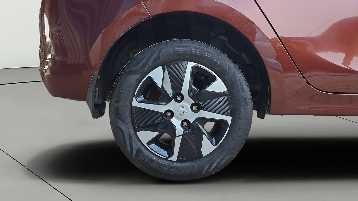 Used 2025 Tata Tigor XZA Plus iCNG Cng Automatic tyres RIGHT REAR TYRE RIM VIEW