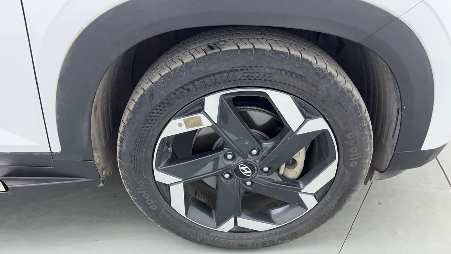Used 2022 Hyundai Alcazar Platinum (O) 7 Seater 1.5 Diesel AT Diesel Automatic tyres RIGHT FRONT TYRE RIM VIEW