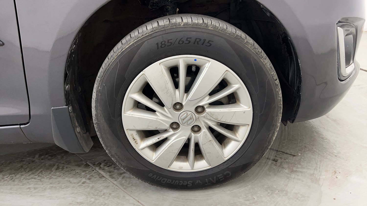 Used 2015 Maruti Suzuki Swift ZDi Diesel Manual tyres RIGHT FRONT TYRE RIM VIEW