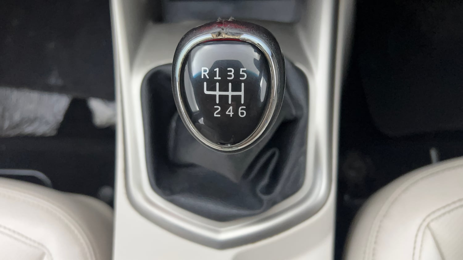 Used 2019 Mahindra XUV 300 1.5 W8 (O) Diesel Manual interior GEAR  KNOB VIEW