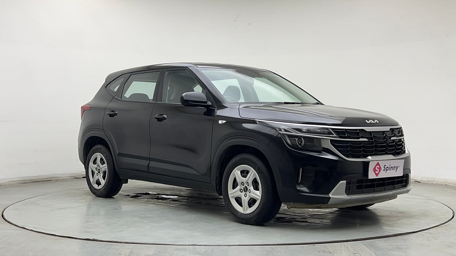 Used 2025 Kia Seltos HTE (O)1.5 Petrol MT Petrol Manual exterior RIGHT FRONT CORNER VIEW