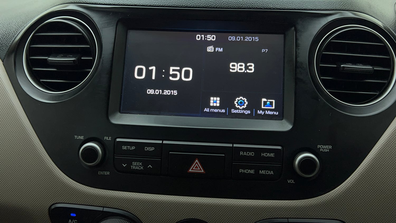 Used 2017 Hyundai Xcent SX Petrol Manual top_features Integrated (in-dash) music system