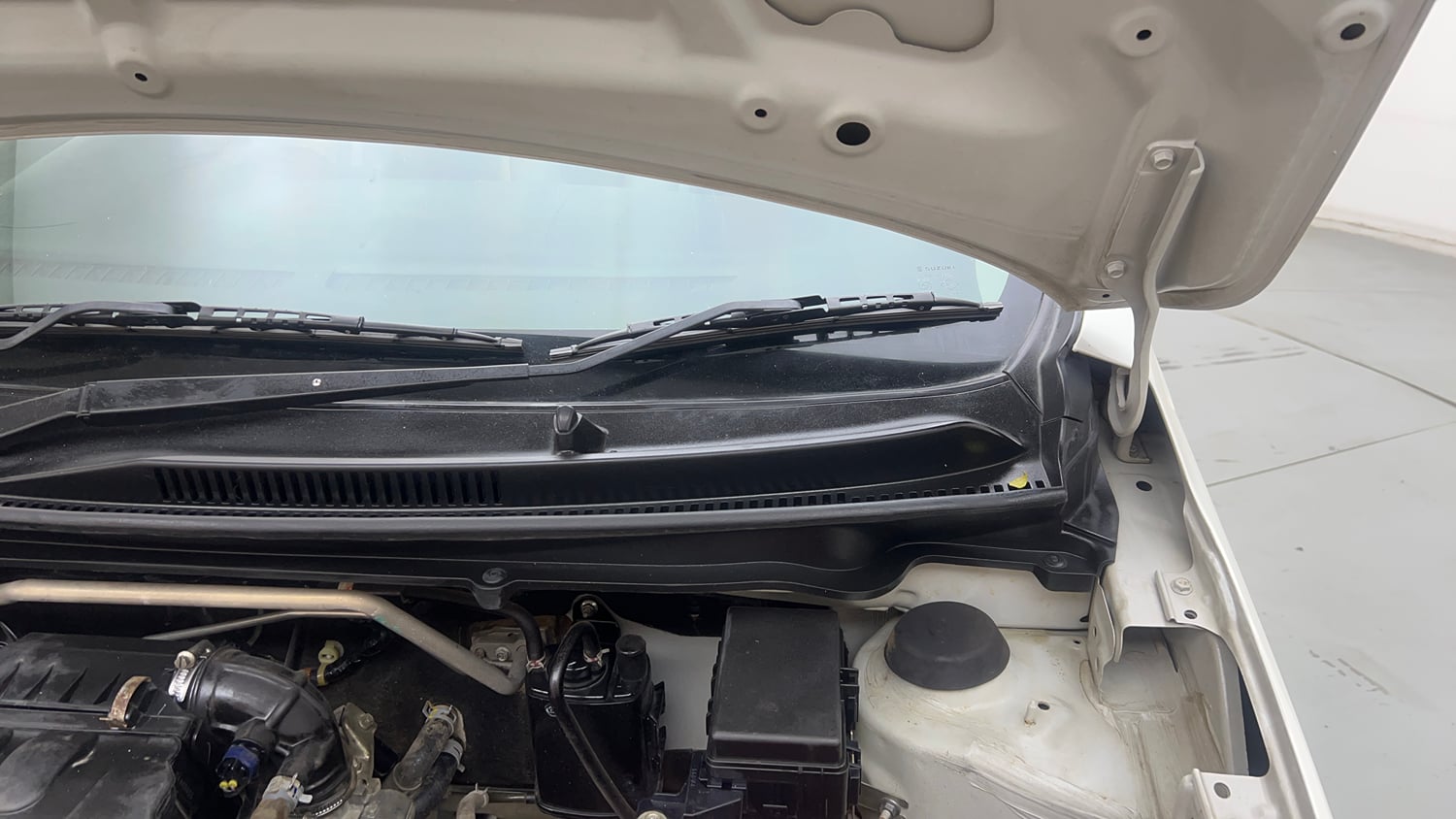 Used 2019 Maruti Suzuki Celerio VXi Petrol Manual engine ENGINE LEFT SIDE HINGE & APRON VIEW