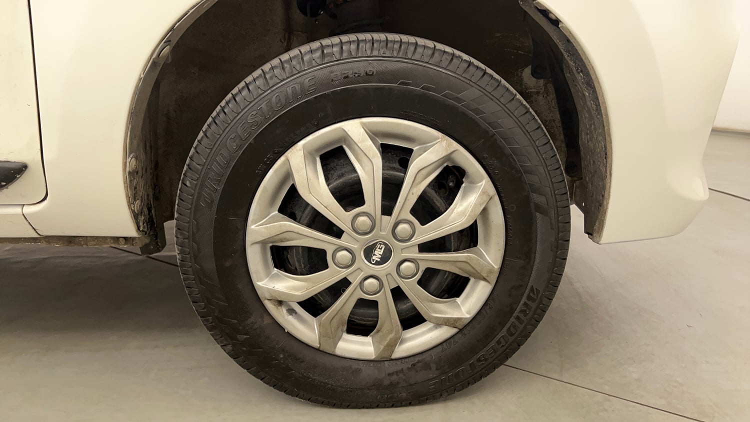 Used 2018 Maruti Suzuki Alto 800 LXi (O) Petrol Manual tyres RIGHT FRONT TYRE RIM VIEW