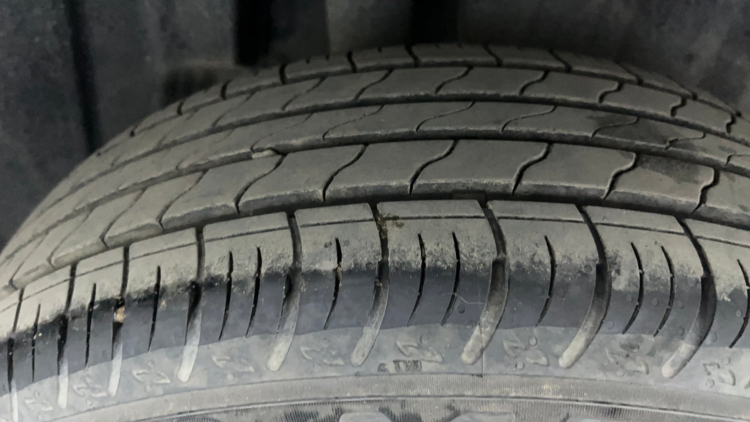 Used 2024 Maruti Suzuki Fronx Alpha 1.0L Turbo 6 AT Petrol Automatic tyres RIGHT REAR TYRE TREAD VIEW