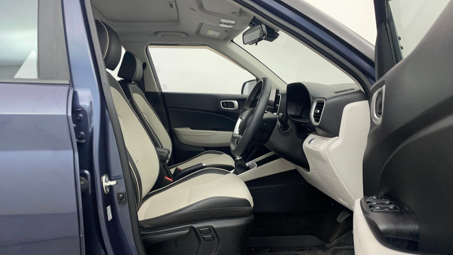 Used 2023 Hyundai Venue SX (O) 1.5 CRDi Diesel Manual interior RIGHT SIDE FRONT DOOR CABIN VIEW