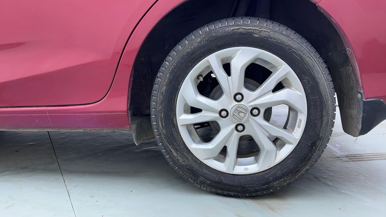 Used 2020 Honda Amaze Exclusive Edition CVT Petrol Petrol Automatic tyres LEFT REAR TYRE RIM VIEW