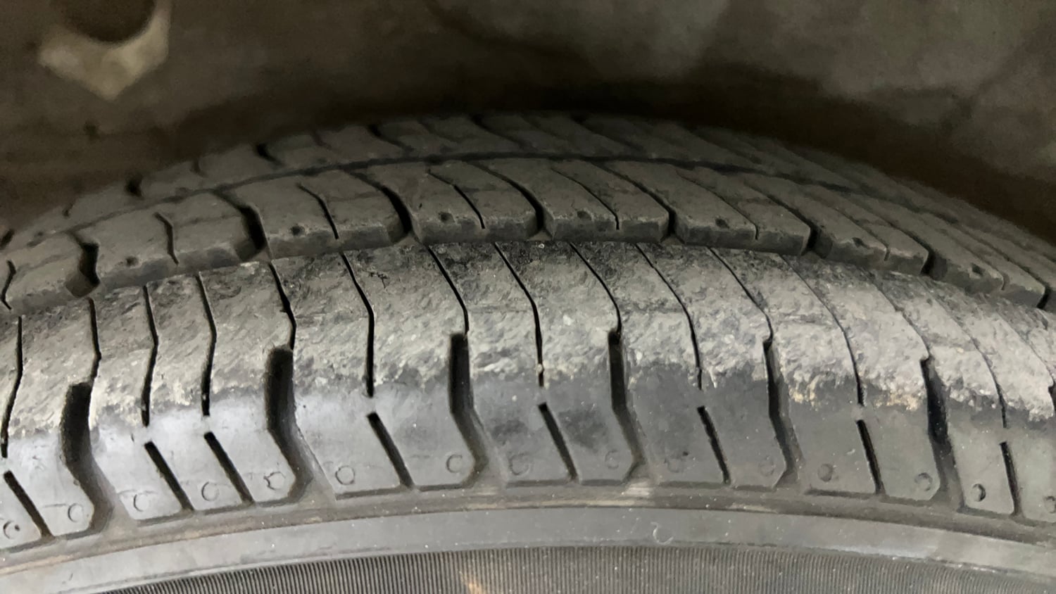 Used 2013 Hyundai i10 Sportz 1.2 AT Kappa2 Petrol Automatic tyres RIGHT REAR TYRE TREAD VIEW