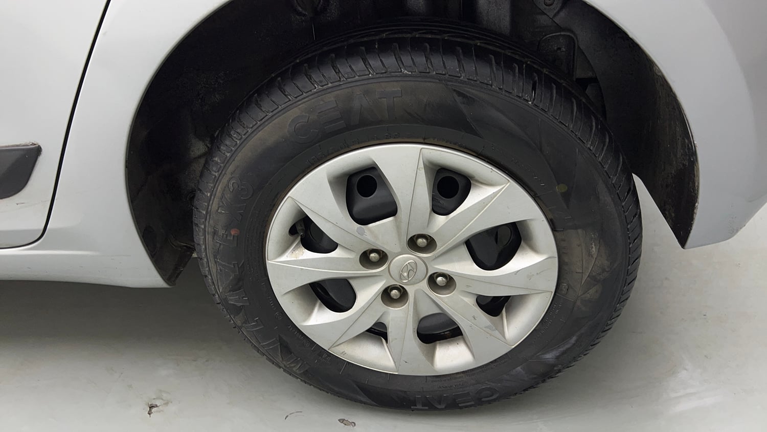 Used 2019 Hyundai Elite i20 Magna Executive 1.2 Petrol Manual tyres LEFT REAR TYRE RIM VIEW