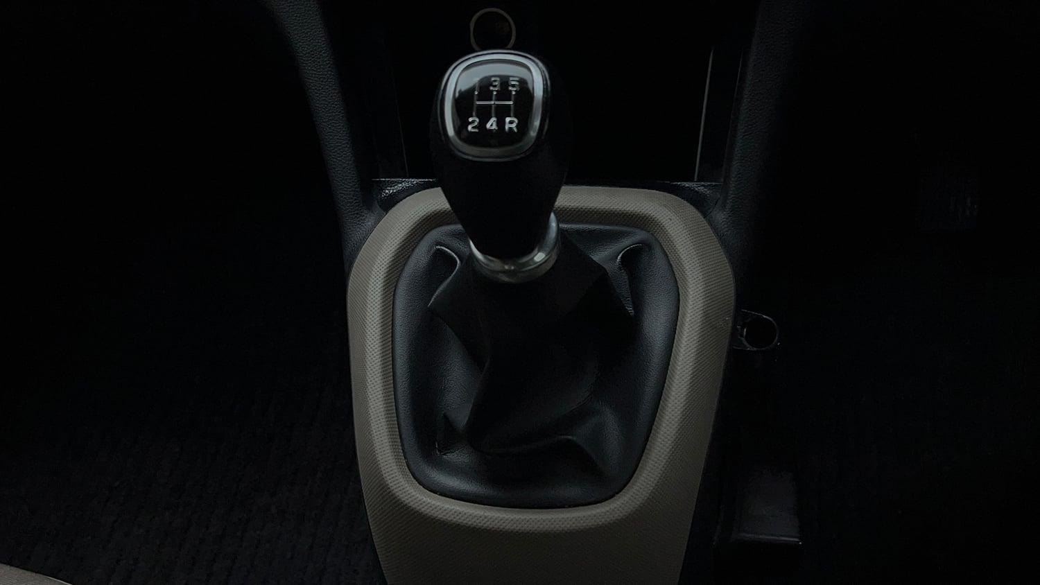 Used 2017 Hyundai Xcent SX Petrol Manual interior GEAR  KNOB VIEW