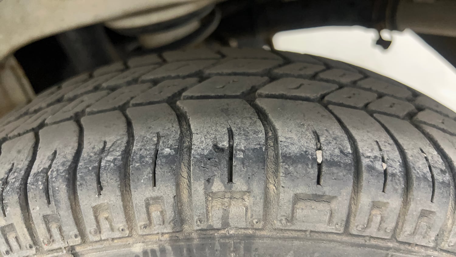 Used 2014 Maruti Suzuki Alto 800 Lxi Petrol Manual tyres LEFT REAR TYRE TREAD VIEW