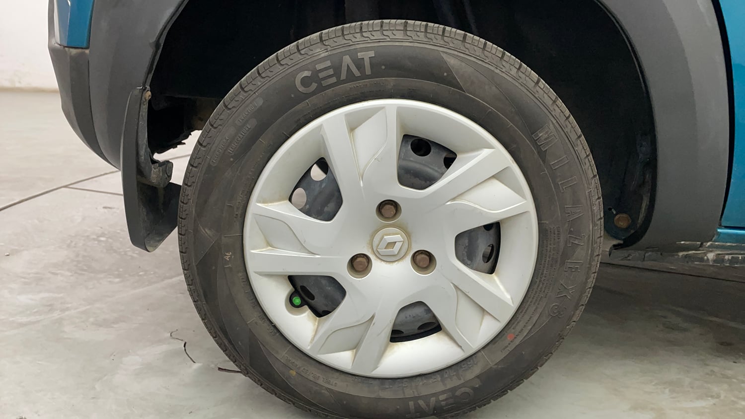 Used 2020 Renault Kwid RXT Petrol Manual tyres RIGHT REAR TYRE RIM VIEW