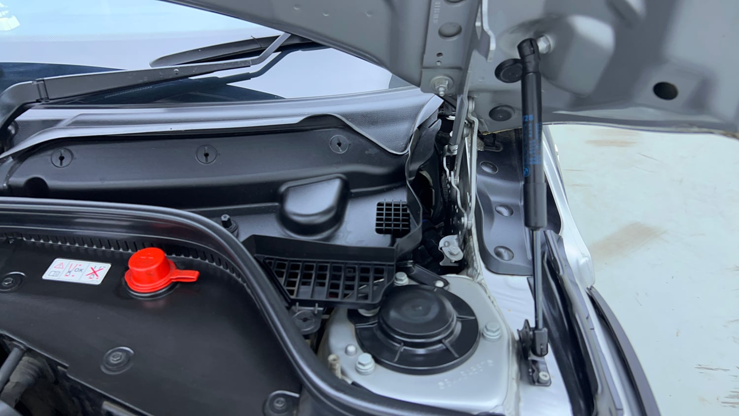 Used 2023 Mini Cooper SE 3-Door Electric Automatic engine ENGINE LEFT SIDE HINGE & APRON VIEW